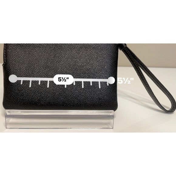 Coach corner zip wristlet in like new condition - Picture 3 of 6